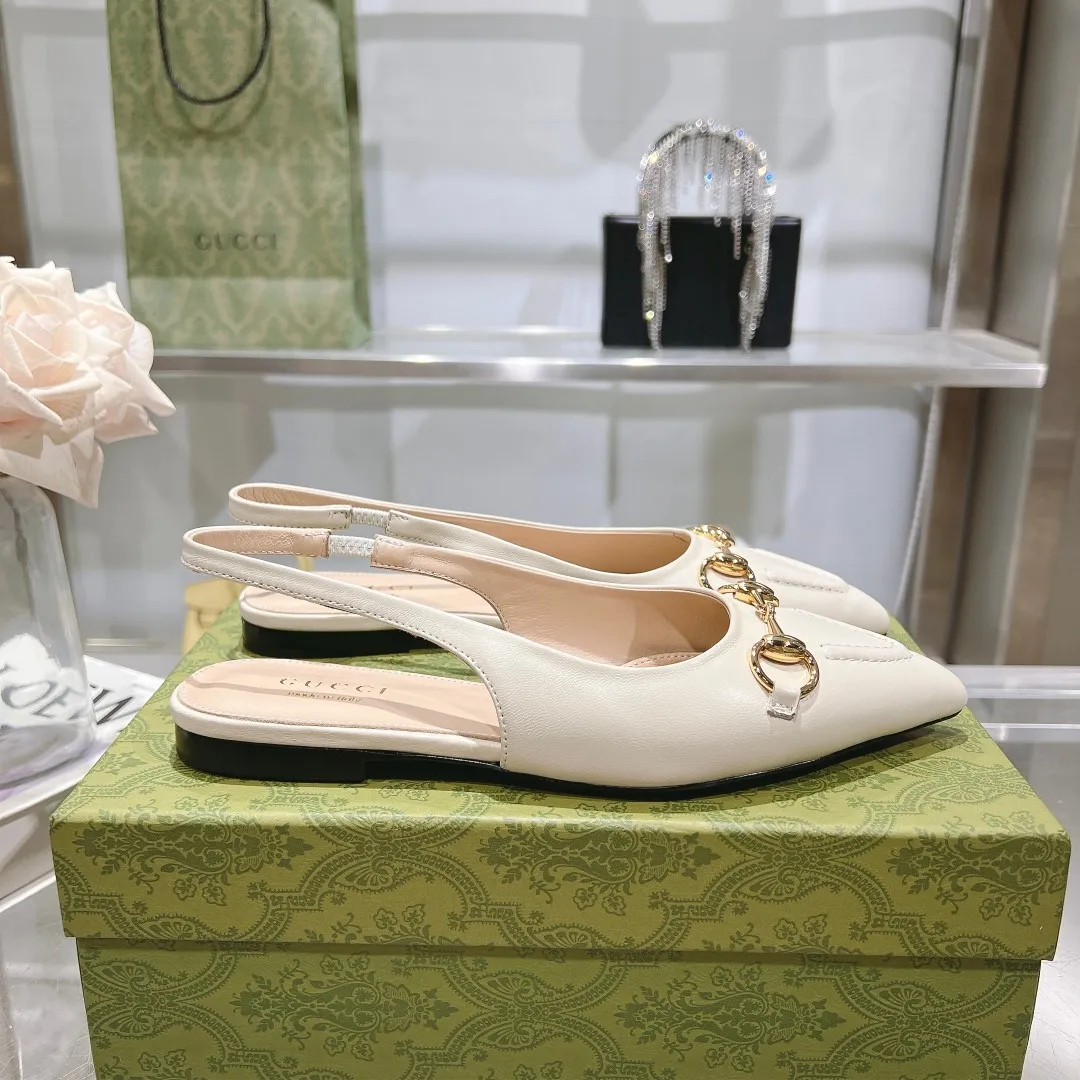 👟👟Ex-factory price 440👟👟 (genuine leather sole +40) Gucci Original GG canvas adds dazzling essence to these slingback pumps. Brown leather piping and light gold-toned hardware are complemented by beige and brown graphics. The pointed toe, elasticated straps and low heel all work together to create a comfortable fit. Upper: Made of first-layer imported patent cowhide/sheepskin lining. Outsole: Rubber non-slip outsole/genuine leather outsole. Size: 35-42 (34/41 42 customized, non-refundable)​